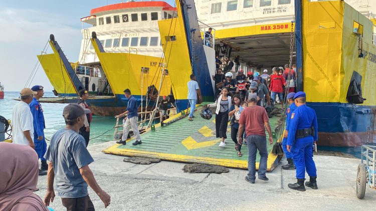 Arus Balik H+5 Lebaran di Pelabuhan Hunimua Lancar, Terdapat 4.178 Penumpang Melintas