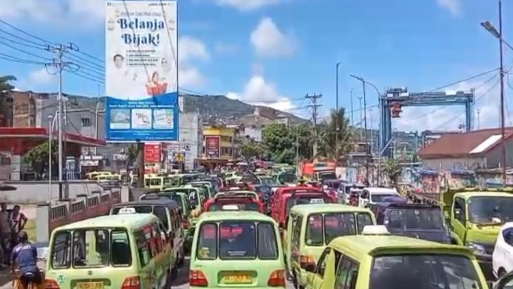 Pertalite Langka, Antrean Kendaraan Mengular di Sejumlah SPBU Ambon