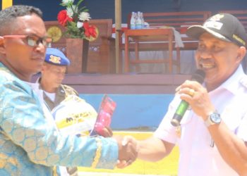 Wabup SBB Serahkan Perlengkapan Turnamen Voli Idul Fitri Cup, Ajak Pemuda Jaga Sportivitas