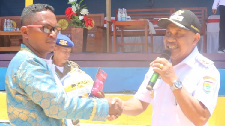 Wabup SBB Serahkan Perlengkapan Turnamen Voli Idul Fitri Cup, Ajak Pemuda Jaga Sportivitas