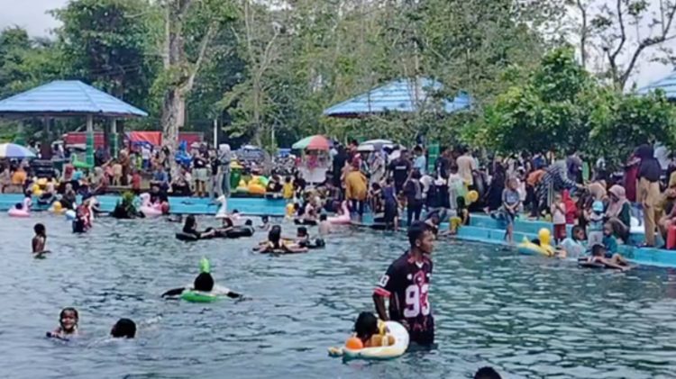 Libur Lebaran, Ribuan Warga Padati Wisata Air Putri Waiyoho