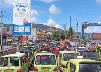 Pertalite Langka, Antrean Kendaraan Mengular di Sejumlah SPBU Ambon