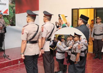 Kapolres Buru Pimpin Sertijab Kapolsek Waeapo–Waplau, Tekankan Pelayanan Humanis