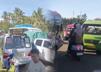 Jalan Menuju Pelabuhan Hunimua Ambon Diblokade, Kemacetan Panjang Terjadi Sejak Pagi