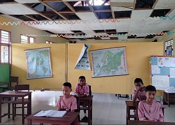 Atap Kelas Bocor, Siswa SDN Hulung Kasieh Belajar Sambil Menghindari Tetesan Air Hujan