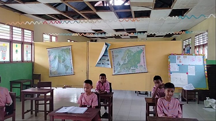 Atap Kelas Bocor, Siswa SDN Hulung Kasieh Belajar Sambil Menghindari Tetesan Air Hujan