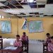 Atap Kelas Bocor, Siswa SDN Hulung Kasieh Belajar Sambil Menghindari Tetesan Air Hujan