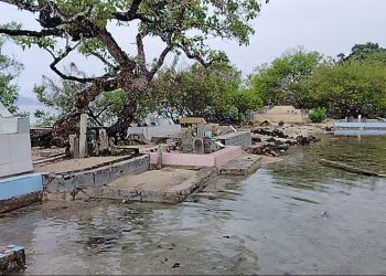 Puluhan Makam Rusak Diterjang Banjir Rob, Warga Desak Tanggul Laut Dibangun