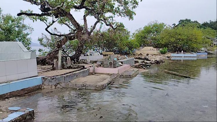 Puluhan Makam Rusak Diterjang Banjir Rob, Warga Desak Tanggul Laut Dibangun