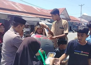 Rutin Sejak Gempa 2019, Polisi di Seram Bagian Barat Bagikan Ratusan Nasi Bungkus Tiap Jumat