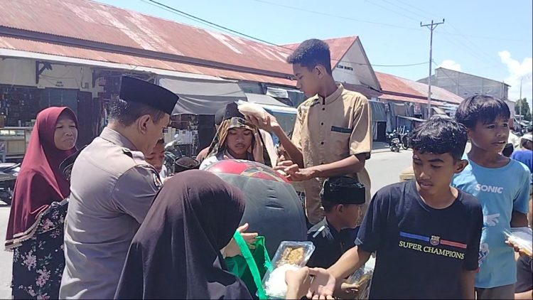 Rutin Sejak Gempa 2019, Polisi di Seram Bagian Barat Bagikan Ratusan Nasi Bungkus Tiap Jumat