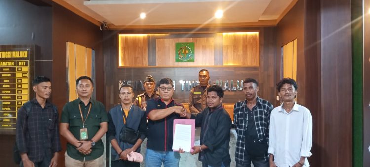 Massa Desak Kejati Maluku Segera Tetapkan Bupati Aru Timotius Kaidel Tersangka Kasus Jalan Wokam