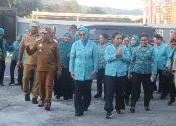 SBB Juara I Lomba 10 Program PKK Maluku, Yeni Rosbayani Asri Disambut Meriah Warga