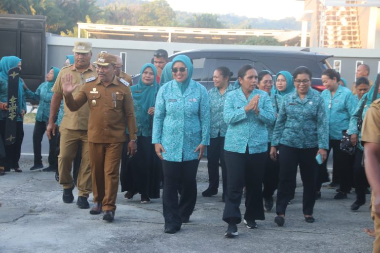 SBB Juara I Lomba 10 Program PKK Maluku, Yeni Rosbayani Asri Disambut Meriah Warga