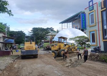 Polres SBT Perbaiki Jalan Rusak di Limumir usai Keluhan Warga Viral di Medsos