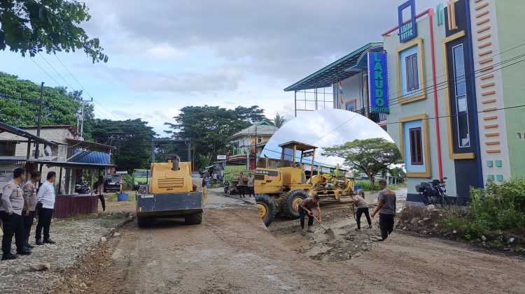 Polres SBT Perbaiki Jalan Rusak di Limumir usai Keluhan Warga Viral di Medsos