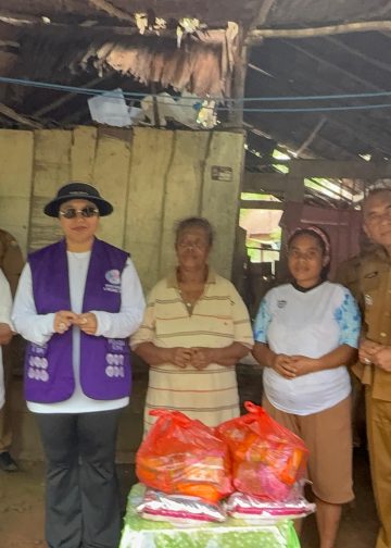 Sentuhan Nyata di Lumoli: Ketua Pembina Posyandu SBB Tinjau RTLH dan Salurkan Bantuan untuk Warga