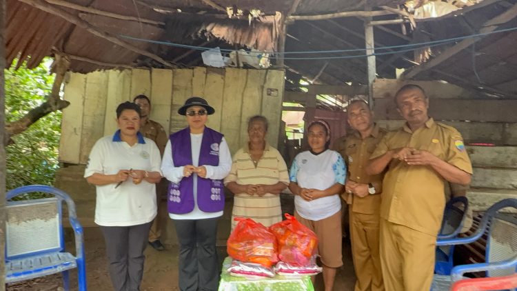 Sentuhan Nyata di Lumoli: Ketua Pembina Posyandu SBB Tinjau RTLH dan Salurkan Bantuan untuk Warga