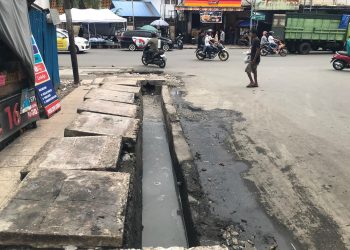 Warga Keluhkan Genangan Air dan Limbah di Jalan Samratulangi Ambon, Timbulkan Bau Tak Sedap