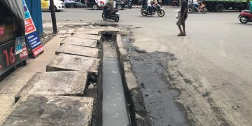Warga Keluhkan Genangan Air dan Limbah di Jalan Samratulangi Ambon, Timbulkan Bau Tak Sedap