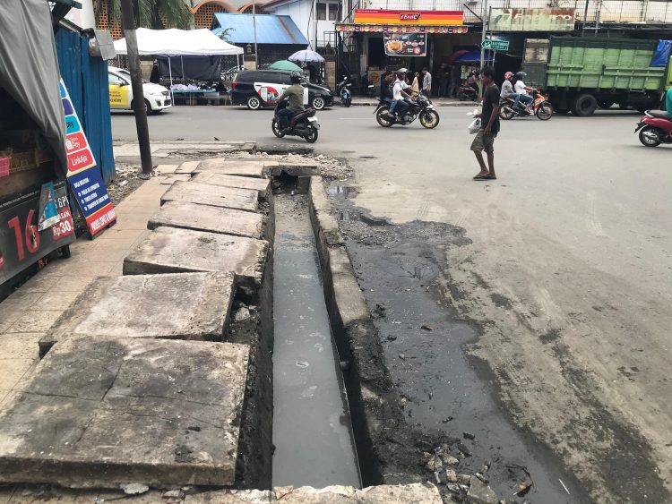 Warga Keluhkan Genangan Air dan Limbah di Jalan Samratulangi Ambon, Timbulkan Bau Tak Sedap