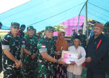 Pangdam Pattimura Kunjungi Waimili, Bantu Warga hingga Renovasi Masjid Tua
