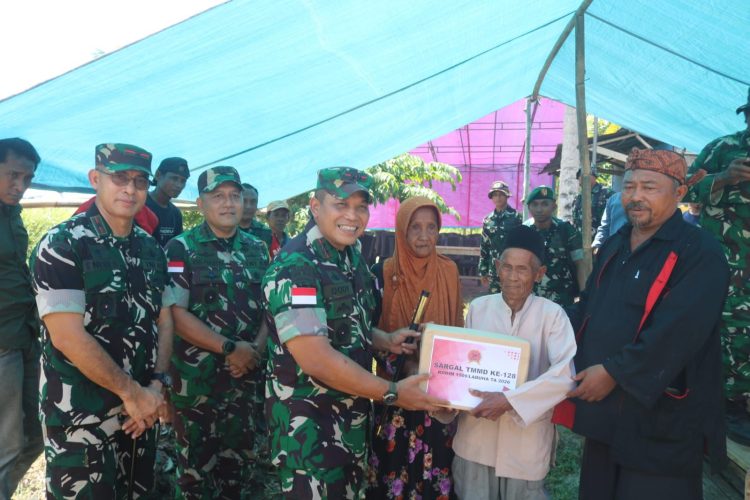 Pangdam Pattimura Kunjungi Waimili, Bantu Warga hingga Renovasi Masjid Tua