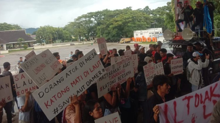 Mahasiswa Demo di Kantor Gubernur Maluku, Tolak Konservasi Laut Pulau Damer