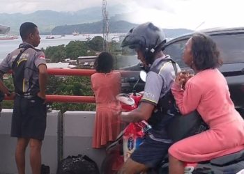Prajurit TNI AD Selamatkan Perempuan yang Hendak Melompat dari Jembatan Merah Putih Ambon