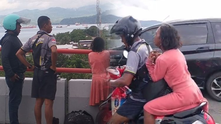 Prajurit TNI AD Selamatkan Perempuan yang Hendak Melompat dari Jembatan Merah Putih Ambon