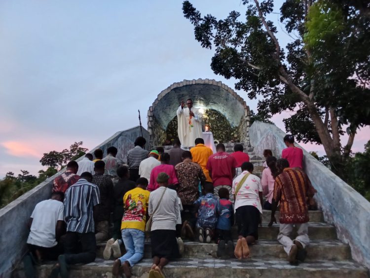 11 Ribu Umat Katolik di Aru Gelar Doa Rosario 9 Hari untuk Perdamaian Dunia